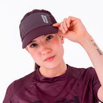 GORRA RUNNING KOOLER CIRUELA UNISEX