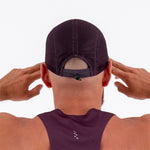 GORRA RUNNING KOOLER CIRUELA UNISEX