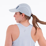 GORRA RUNNING KOOLER AZUL CLARO UNISEX