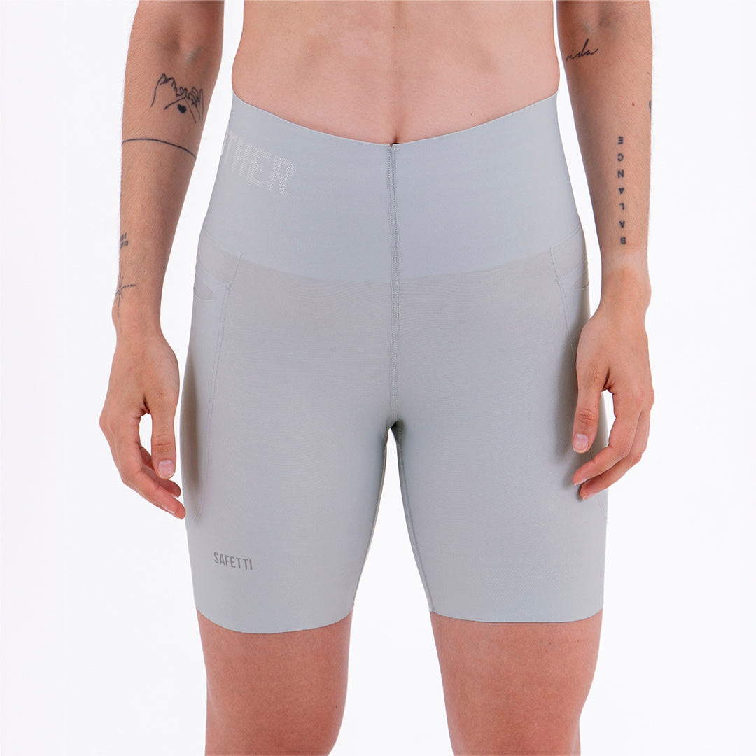 SHORT RUNNING TITÁN EVO GRIS CLAROPARA MUJER