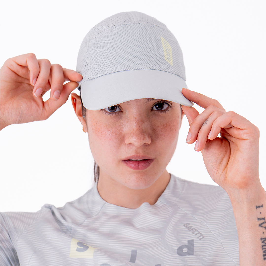 GORRA RUNNING KOOLER GRIS CLARO UNISEX