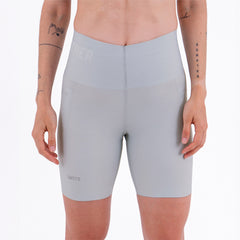 SHORT RUNNING TITÁN EVO GRIS CLARO  PARA MUJER